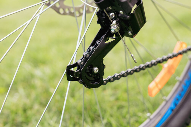 Bisiklet dişlileri, disk freni ve arka raydan çıkarıcı. Düğmeler direksiyonda. - Fotoğraf, Görsel