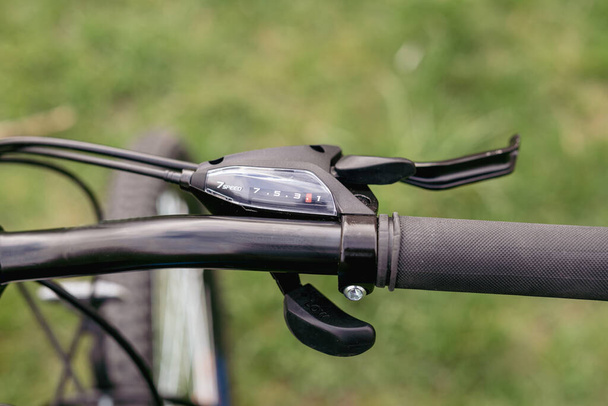 Велосипедні шестерні, дискове гальмо і задній перемикач. Вимикачі на кермі
 - Фото, зображення