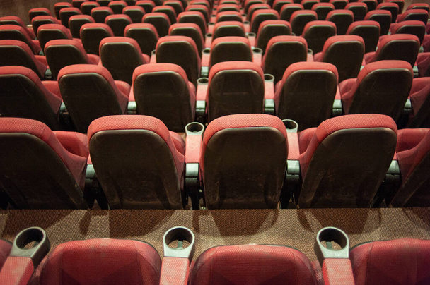 Sinema salonunda kırmızı kadife sandalyeler - Fotoğraf, Görsel