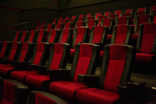 Innenraum eines Theaters mit roten Stühlen und einem großen Fenster - Foto, Bild