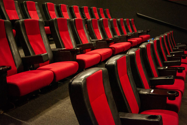 sièges vides dans la salle de cinéma - Photo, image