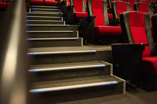 интерьер театрального зала с красной дорожкой - Фото, изображение