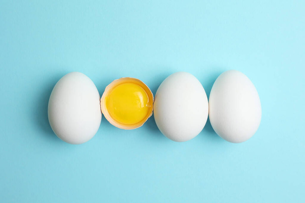fresh farm eggs on a colored background. High quality photo - Foto, Imagem