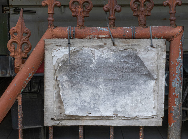 Barra cancello in metallo color ruggine con finiture e vecchio bianco intemperie lavato segno di legno vuoto appeso. Spazio per testo o immagine. - Foto, immagini