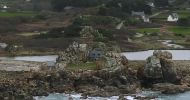 Starý dům ve skalách na oceánu v Bretani. Vzdušný výhled na skalnaté pobřeží Atlantského oceánu, příliv a odliv, skály ve vodě. Vysoce kvalitní 4K záběry - Záběry, video