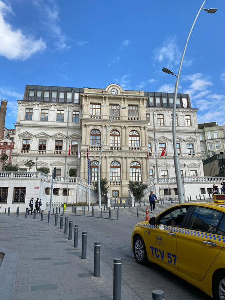 Istanbul Turkey March 15,2023: Merutiyet Street Beyolu Municipality Beyolu Municipality was put into service as the first modern municipality (6th flat) of Istanbul in the 1800s - Foto, afbeelding