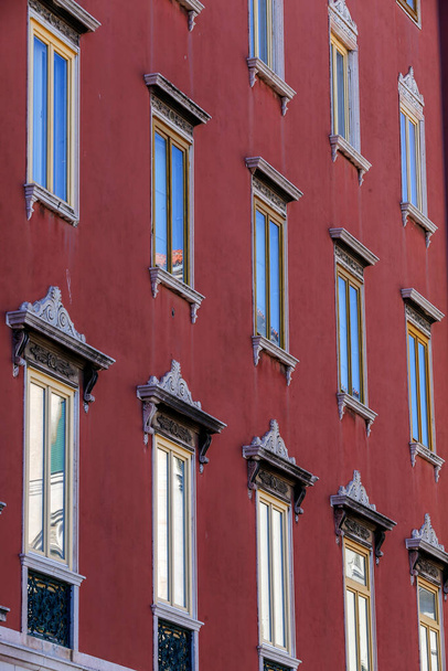 Ablakok színes tükörképekkel a Bajamonti Palotában, más néven Casa Deskovic a belvárosi sétányon. Split, Horvátország - Fotó, kép