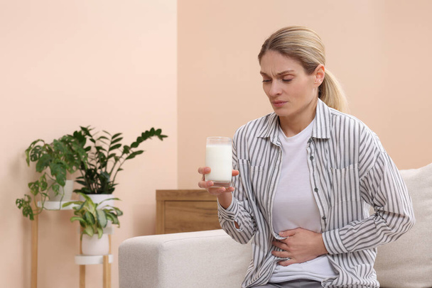 Süt bardağı olan bir kadın evde laktoz intoleransı yaşıyor, mesaj için yer var. - Fotoğraf, Görsel