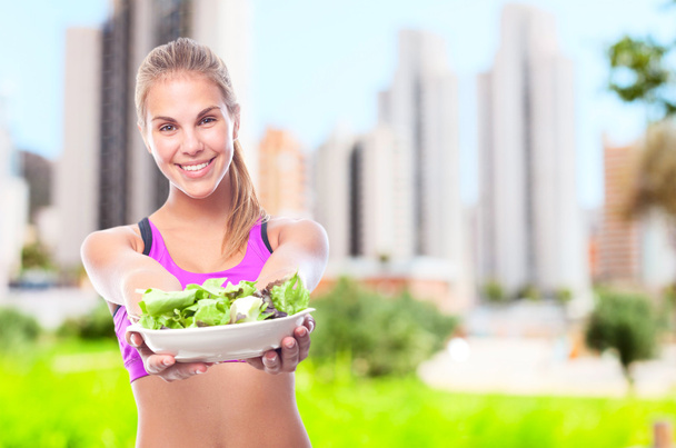 junge coole Frau mit einem Salat - Foto, Bild