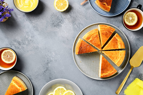Gâteau au fromage au citron maison cuit au four frais avec du caillé de citron et des tranches de citron. vue de dessus - Photo, image