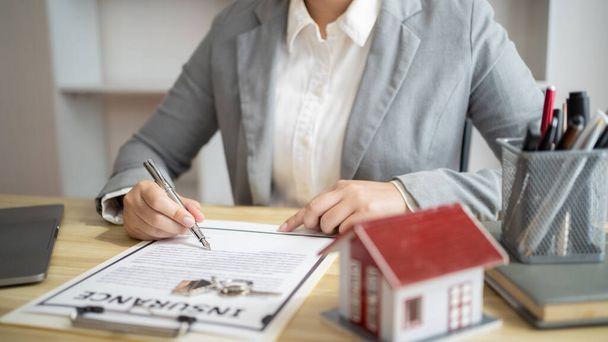 Üzletemberek szerződést kötnek ingatlanügynökkel Koncepció tanácsadónak home insuranc - Fotó, kép