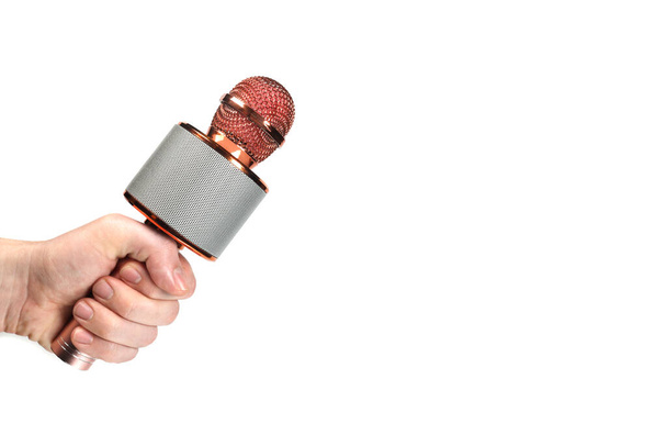 mikrofon karaoke w dłoni izolowany na białym tle - Zdjęcie, obraz