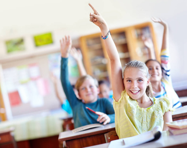 Cevabı biliyoruz. Bir grup okul çocuğu sınıfta ellerini kaldırıyor. - Fotoğraf, Görsel