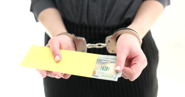 手錠をかけられた女性は封筒からドルを取り出し、手を閉じる。賄賂違法資金 - 映像、動画