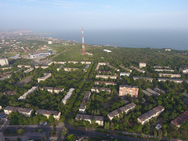 Ciudad pacífica edificios de gran altura Azovstal destruido en 2022 calles sol brillante Humo de las fábricas - Foto, Imagen