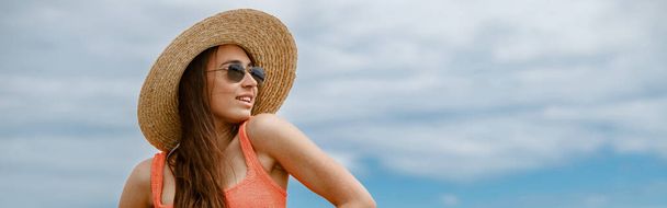 Sexy žena na pláži v plavkách s ideálním fitness tělem na pozadí oceánu. Koncept dovolené - Fotografie, Obrázek