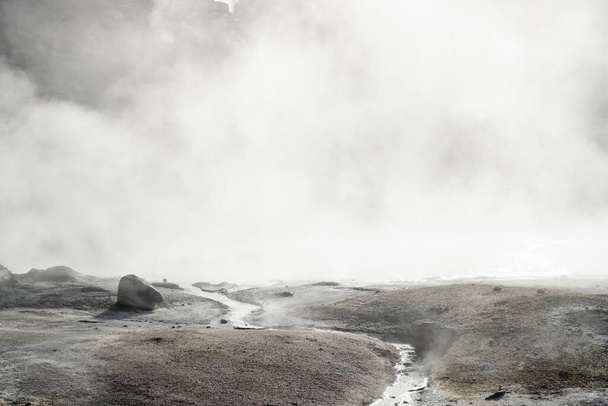 Pieni höyry kulkee läpi Bumpass Hell Lassen vulkaaninen kansallispuisto - Valokuva, kuva