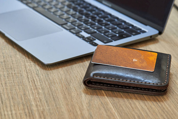 Luottokortti lompakossa läppärin lähellä, online-maksukonsepti - Valokuva, kuva