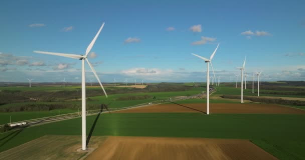 Obnovitelný zdroj energie. Letecký pohled na větrné turbíny stojící na zeleném poli. Letecký pohled na farmu s větrnými turbínami. Výroba čisté obnovitelné energie. Alternativní energie. - Záběry, video