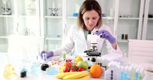 Il farmacista in laboratorio prova frutta e verdura, primo piano. Ricerca chimica sugli OGM, rallentamento - Filmati, video