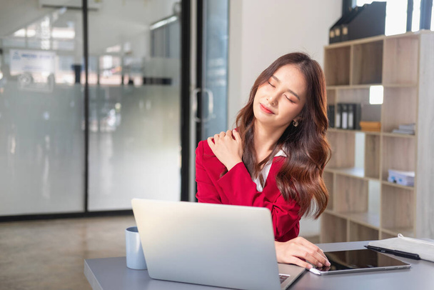 Concept Burnout Syndrome. Business Woman feels uncomfortable working. Which is caused by stress, accumulated from unsuccessful work And less resting body. Consult a specialist psychiatrist. - Photo, Image