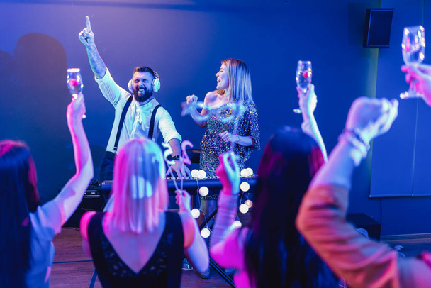 Tanzgruppe im Club mit DJ im Hintergrund - Foto, Bild