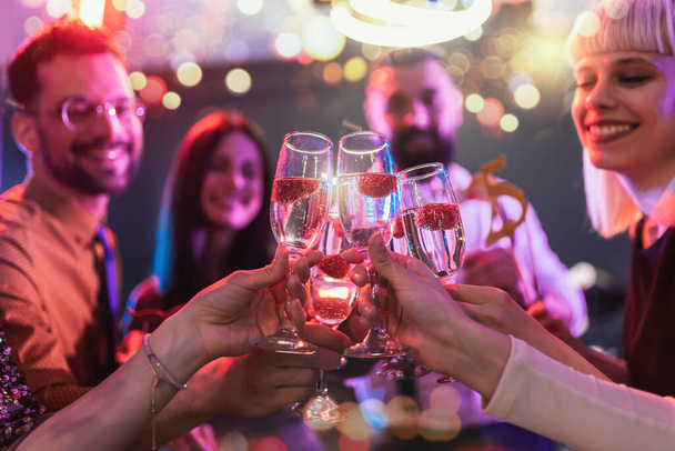 Grupo de amigos de fiesta en un club nocturno y brindar por las bebidas
. - Foto, Imagen