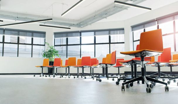 Het zou geen seminar zijn zonder jou. stoelen in een leeg modern kantoor - Foto, afbeelding
