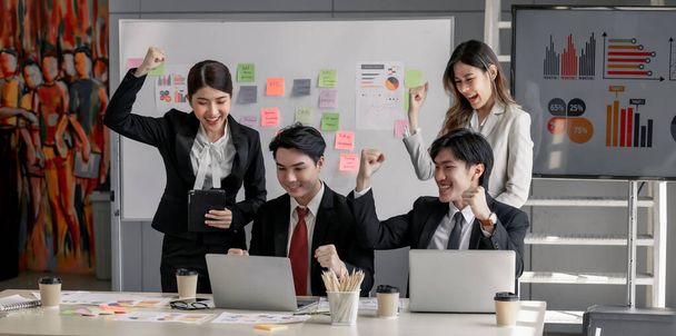 When an agile business team's performance receives positive client feedback and meets expectations, each member is excited and celebrates enthusiastically. The business team's milestone celebration. - 写真・画像