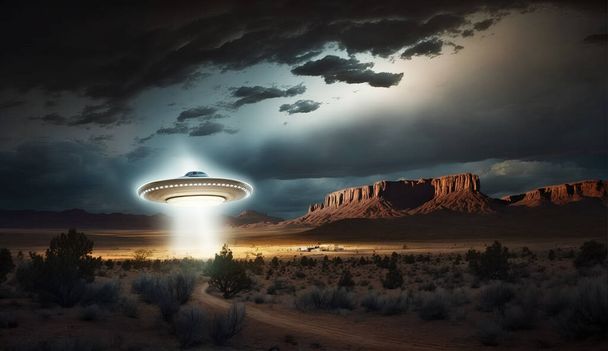 OVNI brillando misteriosa luz sobre el desierto y las montañas por la noche. UAP, platillo volador, nave alienígena. - Foto, Imagen