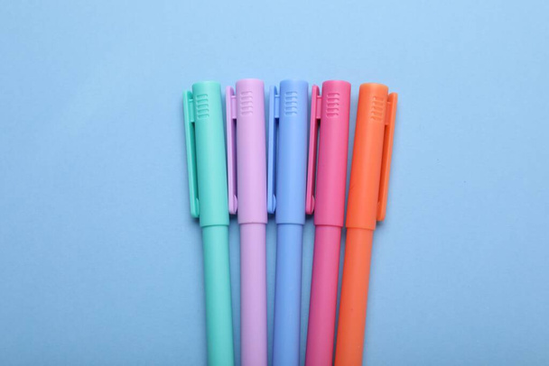 Many colorful markers on light blue background, flat lay - Foto, Imagen