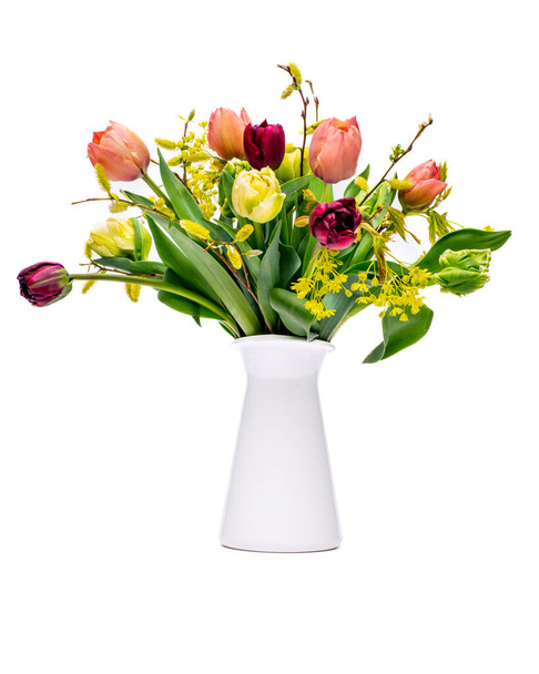Elegante ramo de primavera de tulipanes mixtos en jarrón blanco sobre fondo blanco. Tulipanes de primavera. Ramo de tulipanes recortado. - Foto, imagen