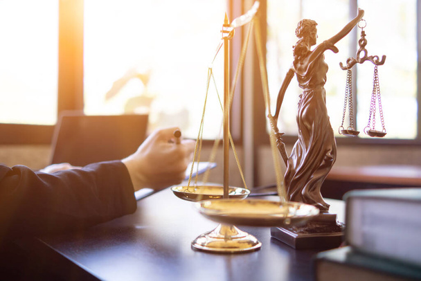 Las básculas de bronce se utilizan para decorar una mesa en una oficina de asesores legales por razones estéticas, porque las básculas de bronce son un símbolo de la justicia. concepto de asesor jurídico. - Foto, imagen