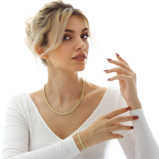 attractive woman wearing a stylish jewelry set with necklace, ring and earrings. elegant evening style. - Photo, Image