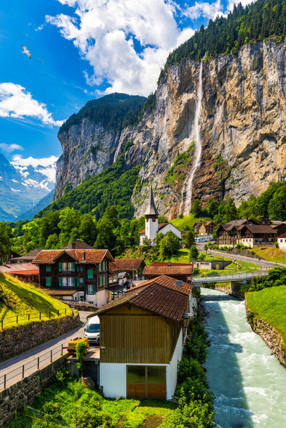 Famosa ciudad de Lauterbrunnen y cascada de Staubbach, Bernese Oberland, Suiza, Europa. Valle de Lauterbrunnen, pueblo de Lauterbrunnen, la caída de Staubbach y la muralla de Lauterbrunnen en los Alpes suizos. - Foto, Imagen