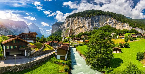 Increíble paisaje de verano del pueblo alpino turístico Lauterbrunnen con la famosa iglesia y la cascada de Staubbach. Ubicación: Lauterbrunnen village, Berner Oberland, Suiza, Europa. - Foto, Imagen