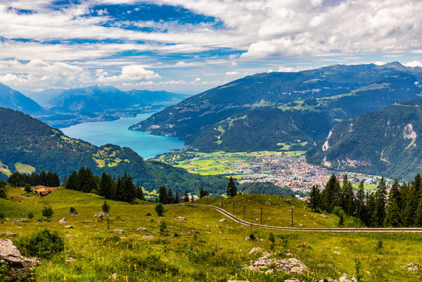 Prachtig uitzicht op het Thunermeer en het Brienzermeer vanaf de Schynige Platte in Berner Oberland, kanton Bern, Zwitserland. Populaire berg in de Zwitserse Alpen genaamd Schynige Platte in Zwitserland. - Foto, afbeelding