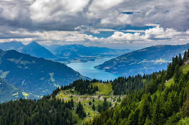 美しい湖トゥン湖とブリエンツ湖は、スイスのベルン州のベルン・オーバーランドにあるSchynige Platteトレイルからの眺め。スイスのシュナイジプレートと呼ばれるスイスアルプスの人気の山. - 写真・画像