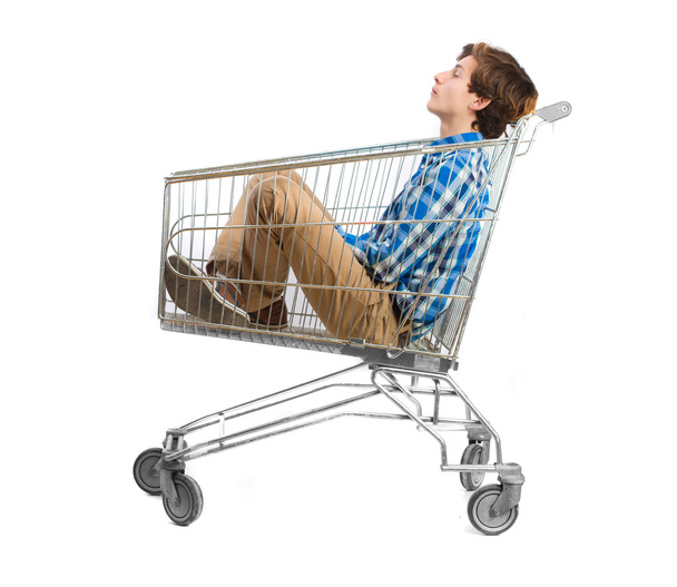teenager inside a shopping cart - Foto, afbeelding