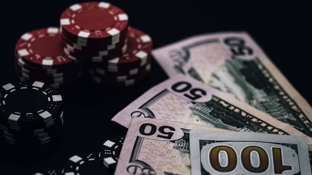 Empilement de jetons de poker pour les jeux de casino à enjeux élevés - Photo, image
