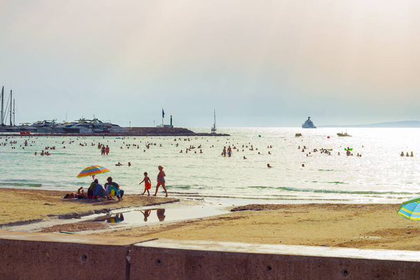 Palma de Mallorca, Hiszpania; 30 sierpnia 2022 r.; Turyści na plaży Arenal, Majorka latem. - Zdjęcie, obraz