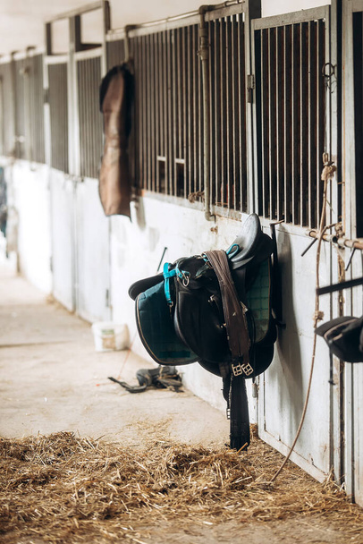 Selle de cheval noir en cuir dans la grange - Photo, image