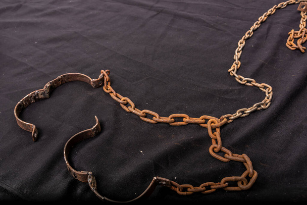 Παλαιές αλυσίδες ή χειροπέδες που χρησιμοποιούνται για την κράτηση κρατουμένων ή δούλων μεταξύ 1600 και 1800. - Φωτογραφία, εικόνα