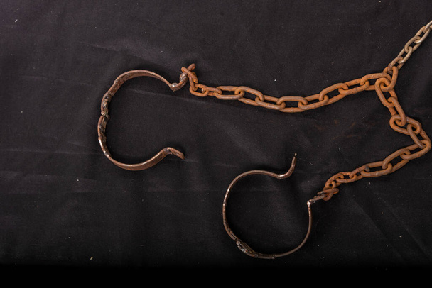 Старі ланцюги або наручники, які використовувалися для утримання в'язнів або рабів між 1600 і 1800 роками
. - Фото, зображення