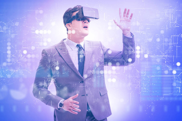 Metavers concept met de man en virtual reality bril - Foto, afbeelding