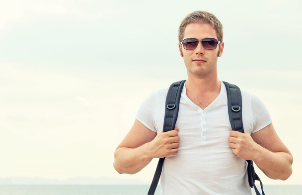 Retrato de turista masculino con mochila
. - Foto, Imagen