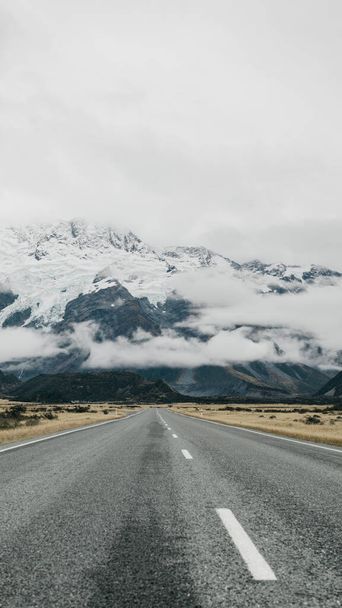 Yeni Zelanda 'ya giden yol. Manzara karlı Alp dağları. Güzel sonbahar dağ manzarası. Seyahat kavramı. - Fotoğraf, Görsel