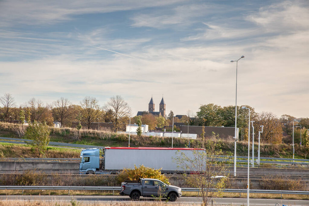 オランダの高速道路の典型的な交差点のパノラマ、リンブルフのマーストリヒト近くで貨物トラックが運転しています。高速道路はオランダの自動車インフラの一部でもあります. - 写真・画像
