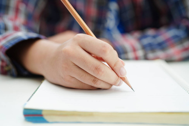 Ázsiai tizenéves diák írni házi feladatot, tanulási leckét vizsga online tanulás oktatás. - Fotó, kép