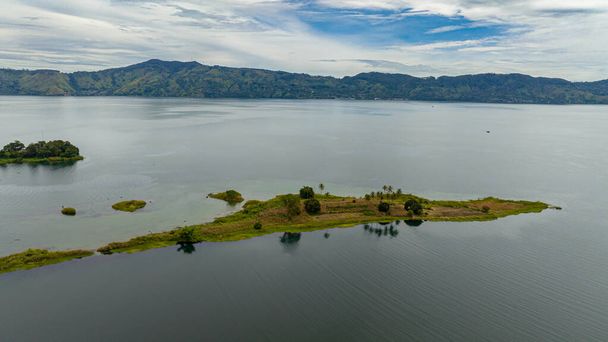 Vista superior do belo Lago Toba e uma ilha com palmeiras. Samosir, Pulau Toba. Sumatra, Indonésia. - Foto, Imagem